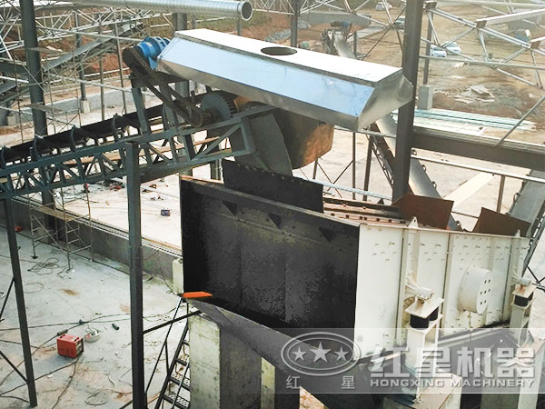 湖南某豆石破碎加工現(xiàn)場：帶振動篩、輸送帶