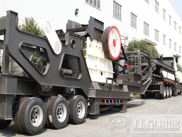 鄂破移動(dòng)破碎機(jī)，為粗碎而生，破碎比大，使用壽命長(zhǎng)
