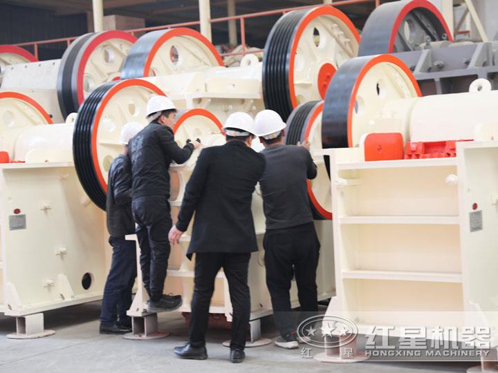 用戶到場參觀鄂式碎石頭機(jī)，查看細(xì)節(jié)