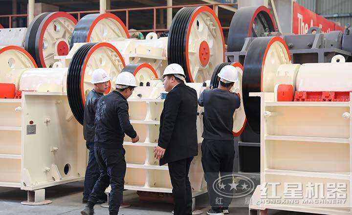 客戶到場參觀，專業(yè)技術(shù)人員全程講解
