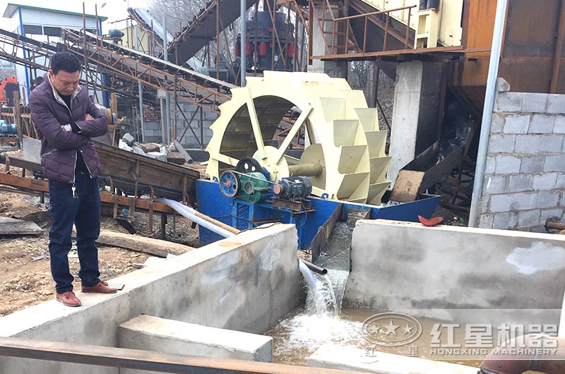 洗砂現(xiàn)場，建設(shè)沉淀池